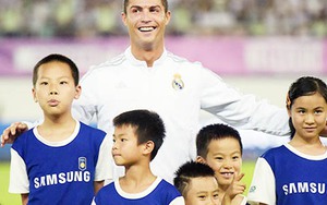 Cristiano Ronaldo gây sốt với cú đánh gót mà không cần nhìn
