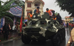 CẬN CẢNH: Xe thiết giáp lội nước cứu TP Uông Bí bị ngập lụt