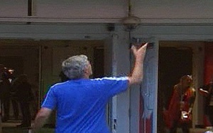 Mourinho ném 'huy chương thua cuộc' cho fan Arsenal