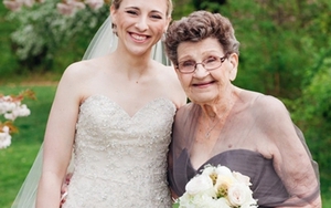 Phù dâu 89 tuổi gây sốt trong đám cưới của cháu gái