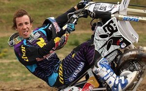 Kinh ngạc với pha lướt sóng bằng... xe máy