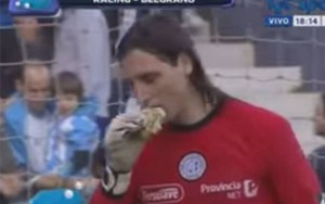 Thủ môn ăn ngon lành miếng burger do... CĐV ném xuống