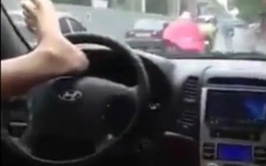 Dùng chân lái xe: Hà Nội đừng vội tin... ô tô