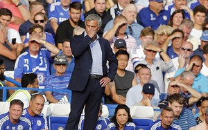 Chelsea 2 - 2 Swansea: Courtois nhận thẻ đỏ, Chelsea bị Gomis trừng phạt