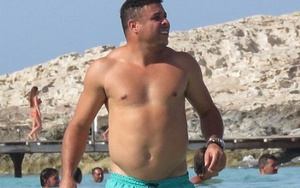 Ronaldo 'béo' khoe thân hình đồ sộ bên bạn gái kém 14 tuổi