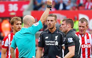 Vấn đề của Liverpool: Khi James Milner dẫm chân Henderson