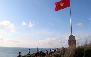 Ngắm cờ Tổ quốc tung bay trên đảo tiền tiêu Phú Quý
