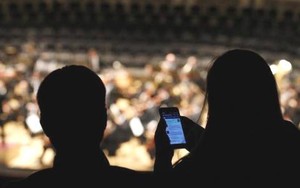 Khi điện thoại thông minh 'khủng bố' sàn diễn phương Tây