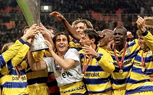 Parma rao bán 8 chiếc cúp để... lấy tiền