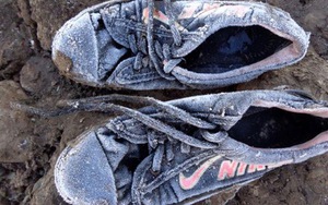 Chấn động trước bức ảnh 'đôi giày sương giá' của cô bé tị nạn Syria