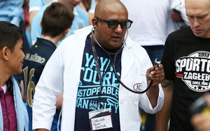 Fan Man City mặc áo bác sĩ chế nhạo Mourinho