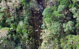 Xác nạn nhân nằm la liệt tại hiện trường vụ rơi máy bay Indonesia