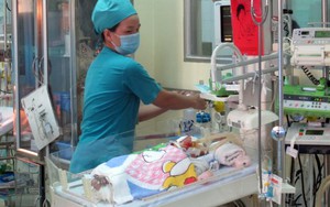 Sức khỏe bé sơ sinh bị đâm xuyên sọ phục hồi tốt, vượt tiên lượng của bác sĩ