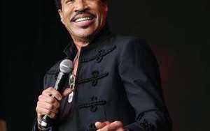 Lionel Richie được trao giải Nhân vật MusiCares của năm 2016