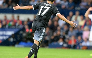 Fan Chelsea chế giễu Louis van Gaal sau khi Pedro ghi bàn