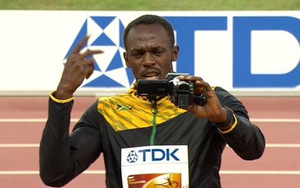 Khoảnh khắc Usain Bolt tự sướng trên bục vinh quang
