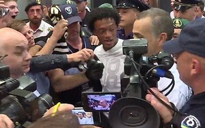 Tifosi Juventus chào đón Cuadrado ở phi trường Malpensa