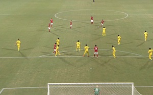 Paulinho lập 'siêu phẩm' sút phạt có quỹ đạo kỳ dị cho Guangzhou Evergrande