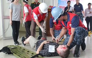 Tàu bệnh viện hải quân Hoa Kỳ diễn tập cứu nạn sóng thần tại Đà Nẵng