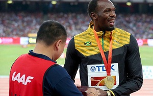 Usain Bolt được cameraman tặng quà