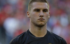 Van Gaal bị chỉ trích kìm hãm tài năng của Sam Johnstone