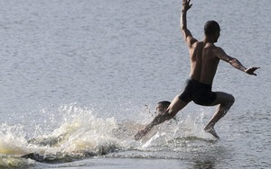 KHÓ TIN: Nhà sư Thiếu lâm lập kỷ lục chạy 125m trên mặt nước