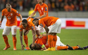 Indi nhận thẻ đỏ ngớ ngẩn, Van der Wiel phạm lỗi ngây thơ, Hà Lan ngã ngựa trước Iceland