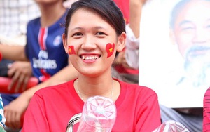 Cờ Việt Nam rực rỡ trên sân vận động Quốc gia Lào