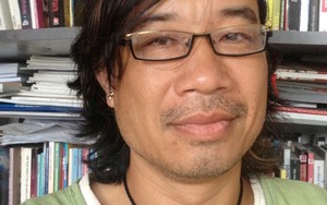 'Cầm đèn chạy trước ô-tô'