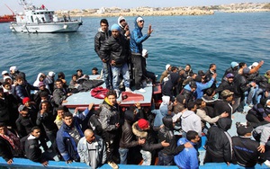 Hải quân Italy bất lực khi 20 người di cư thiệt mạng