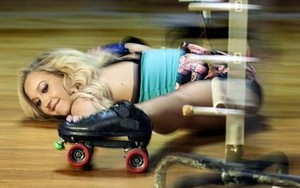 Choáng trước màn xoạc chân trượt băng của 'Nữ hoàng limbo' quyến rũ