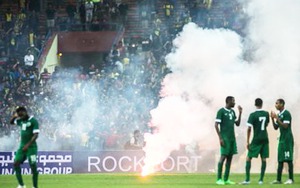 Hoãn trận Malaysia-Saudi Arabia do CĐV làm loạn