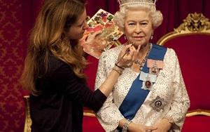Gắn thêm hàng ngàn viên kim cương vào tượng sáp Nữ hoàng Elizabeth II