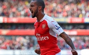 Arsenal 2-0 Stoke City: Walcott và Giroud ghi bàn, Arsenal thắng trận đầu trên sân nhà