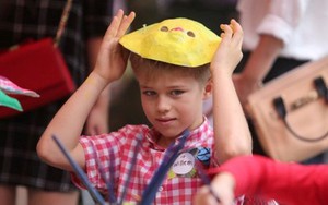 Xem bé vẽ mặt nạ Trung thu