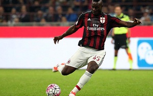 Balotelli suýt lập siêu phẩm trong trận derby thành Milan