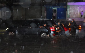 TP.HCM, QL1A: Ngập lụt kinh hoàng, hàng loạt ôtô, xe máy bị thủy kích, chết máy