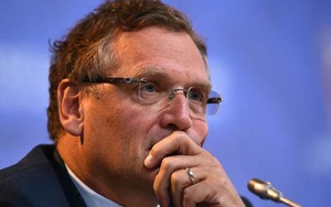 Cánh tay phải của Sepp Blatter bị đình chỉ chức vụ vì bê bối phân phối vé World Cup