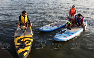 Lướt Sup trên Hồ Tây