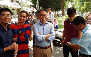 GS Ngô Bảo Châu 'thắng' đấu giá sách 'Việt Nam văn hóa sử cương' trong Chợ phiên sách cũ