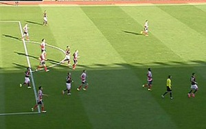 QUAY CHẬM: Mata đã việt vị trước khi chuyền bóng cho Martial ghi bàn