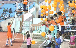 Minh Phương nghẹn ngào chia tay sân cỏ