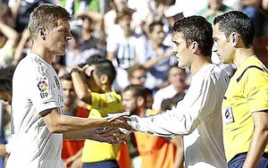 Real Madrid: Khi Toni Kroos cũng bị xoay vòng