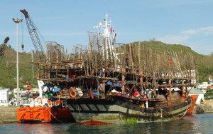 Cứu tàu câu mực vào bờ, 38 thuyền viên an toàn