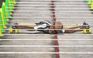 VIDEO: 'Choáng' với khả năng trượt limbo qua 53 chiếc xe của cậu bé 8 tuổi