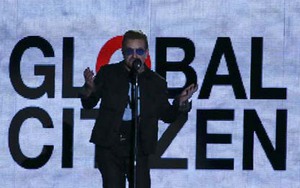 Lãnh đạo thế giới bắt tay sao giải trí chống đói nghèo