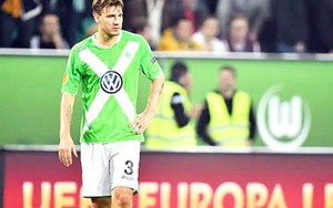 Bendtner 'hot' hơn cả Messi