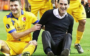 Liverpool 'cay mũi' vì HLV của Sion ăn mừng kiểu Jose Mourinho ngay tại Anfield