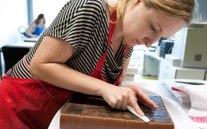 Chuyên gia quốc tế hỗ trợ Việt Nam phục chế tranh giấy