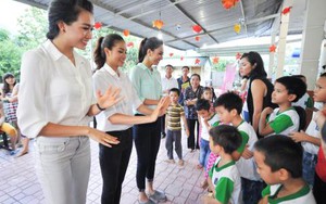 Hoa hậu Hoàn vũ Việt Nam 2015: Tân Hoa hậu, Á hậu... tập bế trẻ con